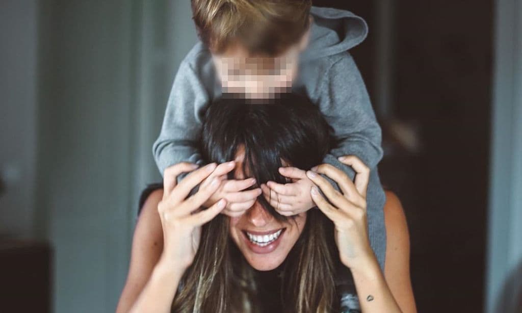 Laura M. Flores celebra el cumpleaños de su hijo con una fiesta en el jardín