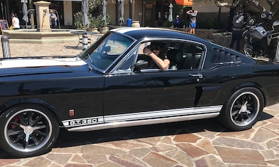 El accidentado paseo de Dakota Johnson con la hija de Chris Martin en su Ford Mustang