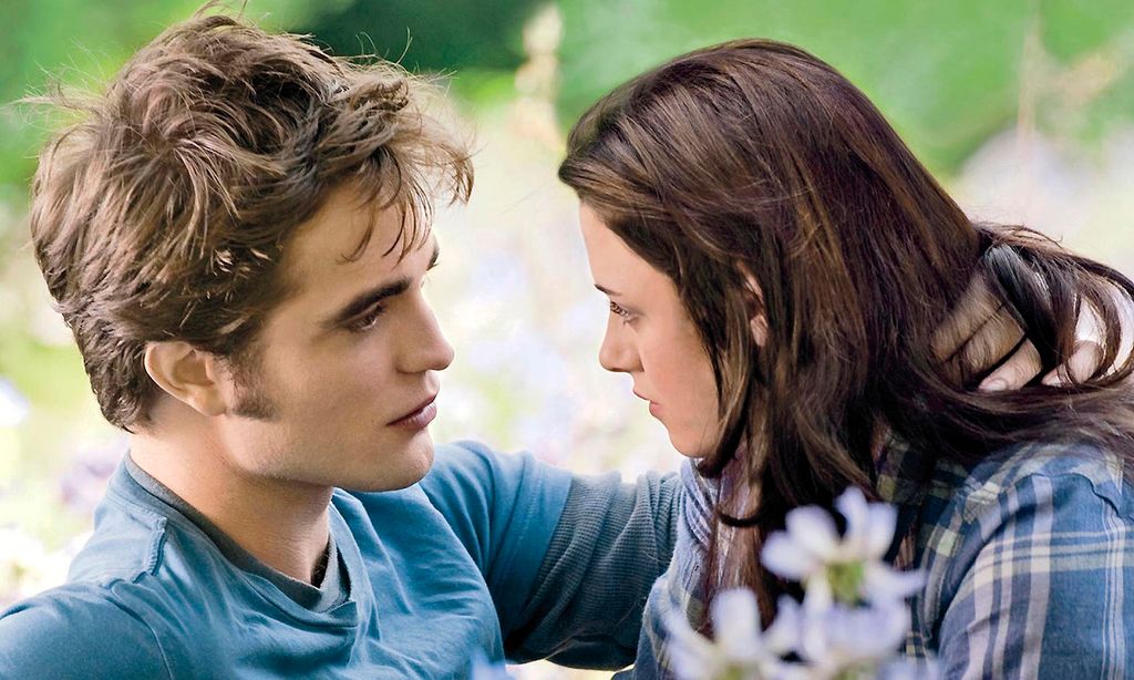 Kristen Stewart interpretando a Bella Swan y Robert Pattinson dando vida a Edward Cullen en Crepúsculo