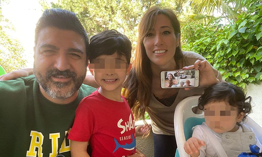 Tony Aguilar con su mujer y sus dos hijos