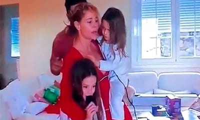 Vacaciones familiares, karaoke con su madre, Belén Rueda... Belén Écija rescata los vídeos de su infancia