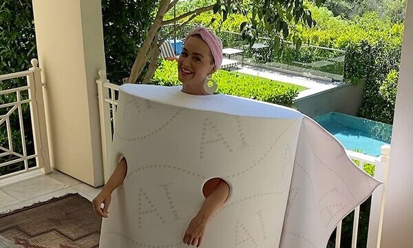 Katy Perry, disfrazada de papel higiénico