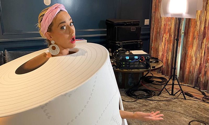Katy Perry se disfraza de los protagonistas de esta cuarentena