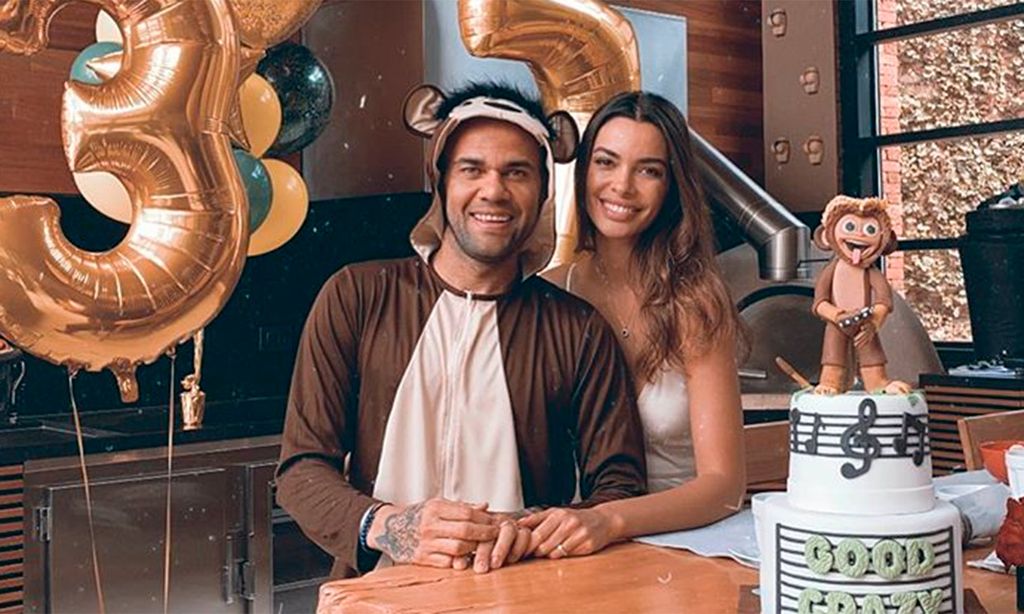 Dani Alves y Joana Sanz celebran el cumpleaños del futbolista con una fiesta ¡de monos!