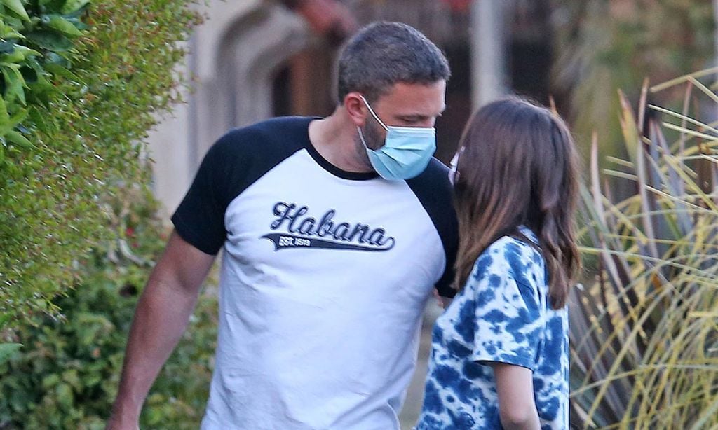 Ana de Armas y Ben Affleck, a falta de besos, sobran las miradas