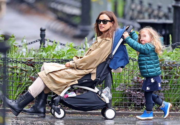 Irina Shayk y su hija paseando