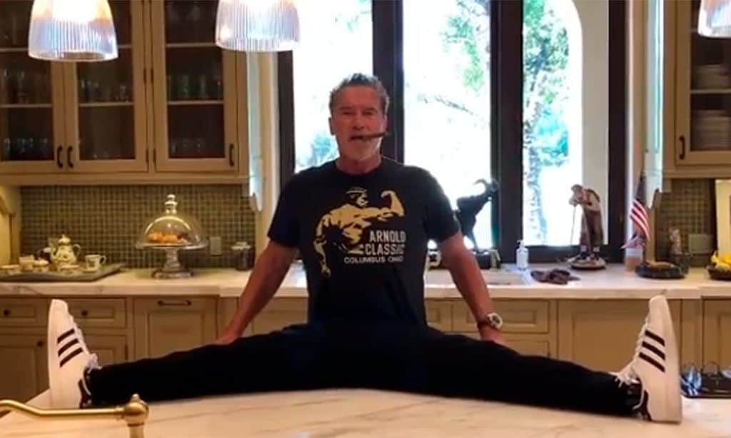 Arnold Schwarzenegger presume de flexibilidad... pero guarda un secreto