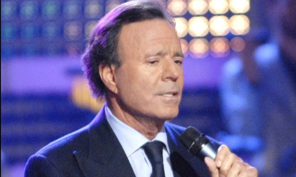 Los emotivos mensajes musicales de Julio Iglesias a las familias que sufren por la pandemia