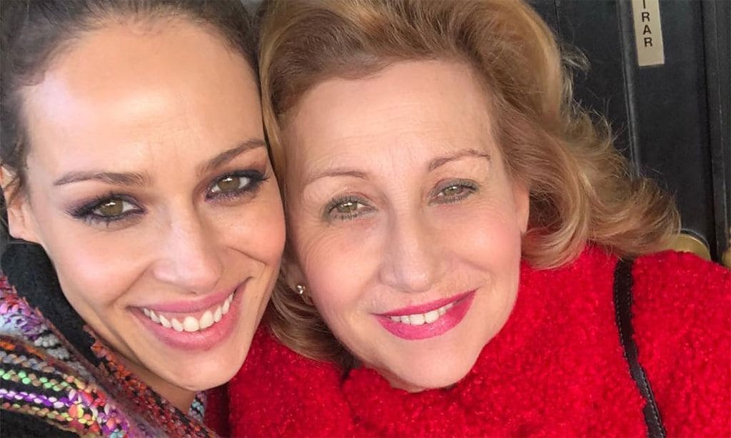 El abrazo de la felicidad entre Eva González y su madre