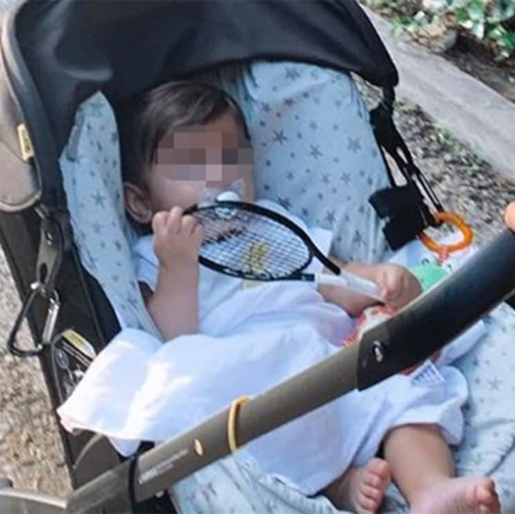 El hijo de Ana Boyer y Fernando Verdasco, de paseo con su tía y sin soltar la raqueta 