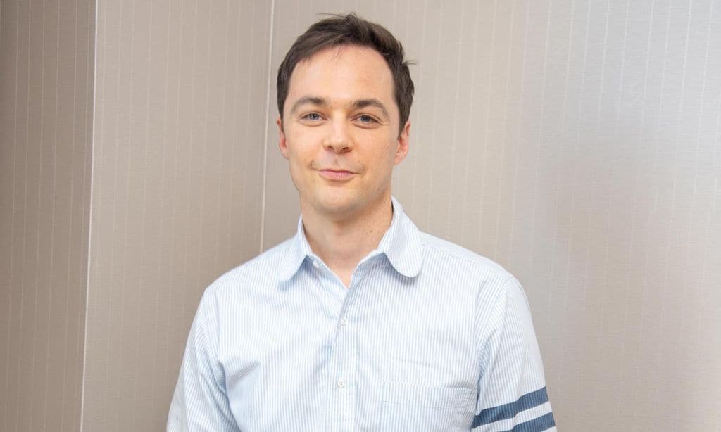 Ni te imaginas el cambio de 'look' de Jim Parsons (Sheldon Cooper en 'The big bang theory')