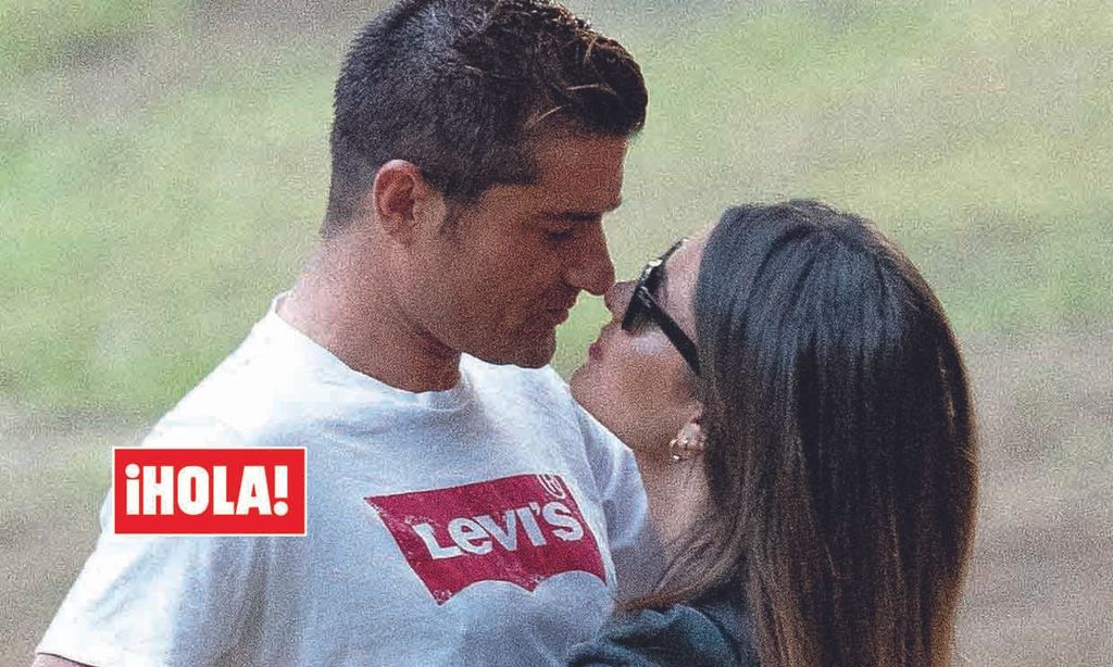 Exclusiva en ¡HOLA!: Alfonso Merlos y Alexia Rivas, las imágenes que resuelven el misterio sobre la pareja