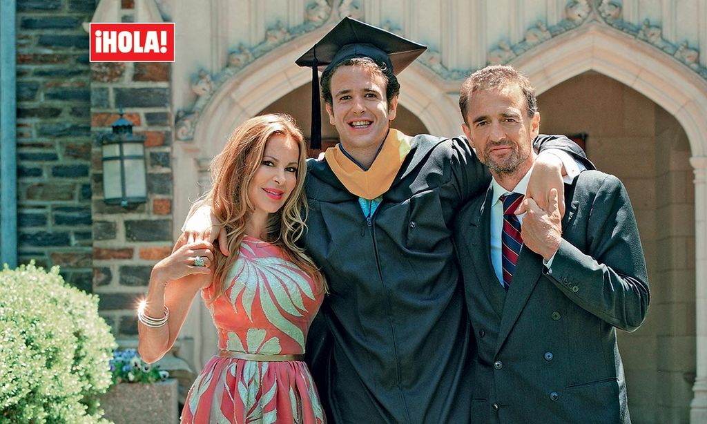 Álex Lequio posa con sus padres en la graduación