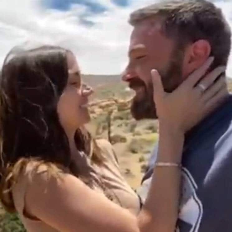 El ardiente beso de Ana de Armas y Ben Affleck en un romántico videoclip