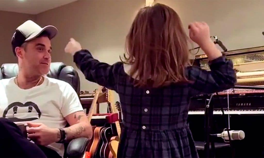 La adorable improvisación de Robbie Williams con su hija Teddy cantando una canción de cuna