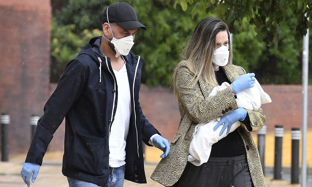 Con mascarillas y guantes, Lorena Gómez y René Ramos acuden a una revisión de su bebé