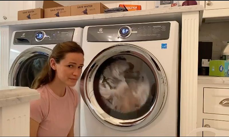 Jennifer Garner como nunca la habías visto: haciendo la colada mientras ¿baila?