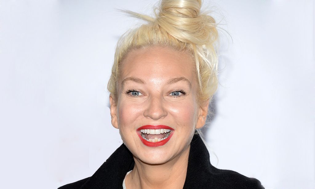 Sia adoptó a dos adolescentes que iban a quedar desamparados