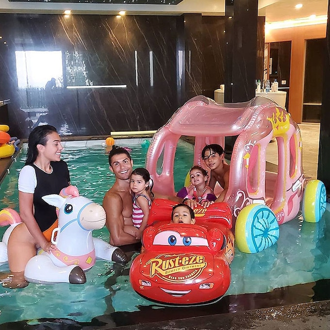 ¡Fiesta en la piscina! El impresionante despliegue de Georgina y Cristiano con los niños