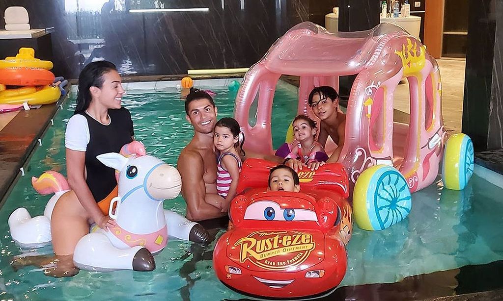 Georgina Rodríguez y Cristiano Ronaldo con sus hijos
