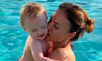 Sonriente y muy abrazada a mamá: la hija de Helen Lindes disfruta del primer baño de la temporada
