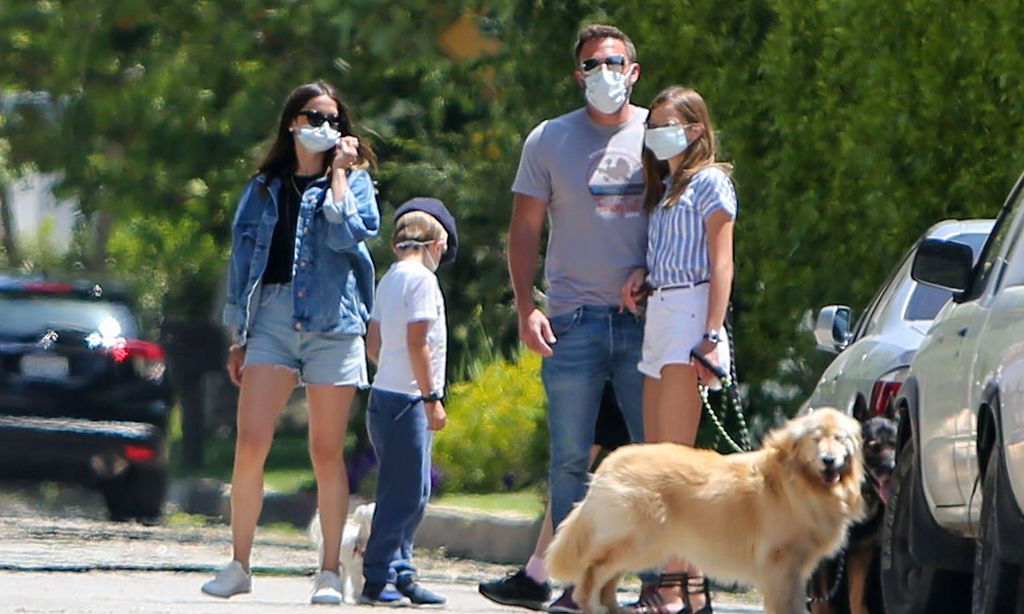Primeras imágenes de Ana de Armas con los hijos de Ben Affleck en un animado paseo familiar