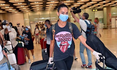 Lara Álvarez llega a España junto a los 'supervivientes' en medio de una gran expectación