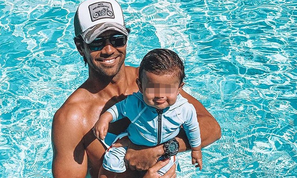 Ya llegó el verano para Ana Boyer y Fernando Verdasco: el pequeño Miguel, listo para la piscina