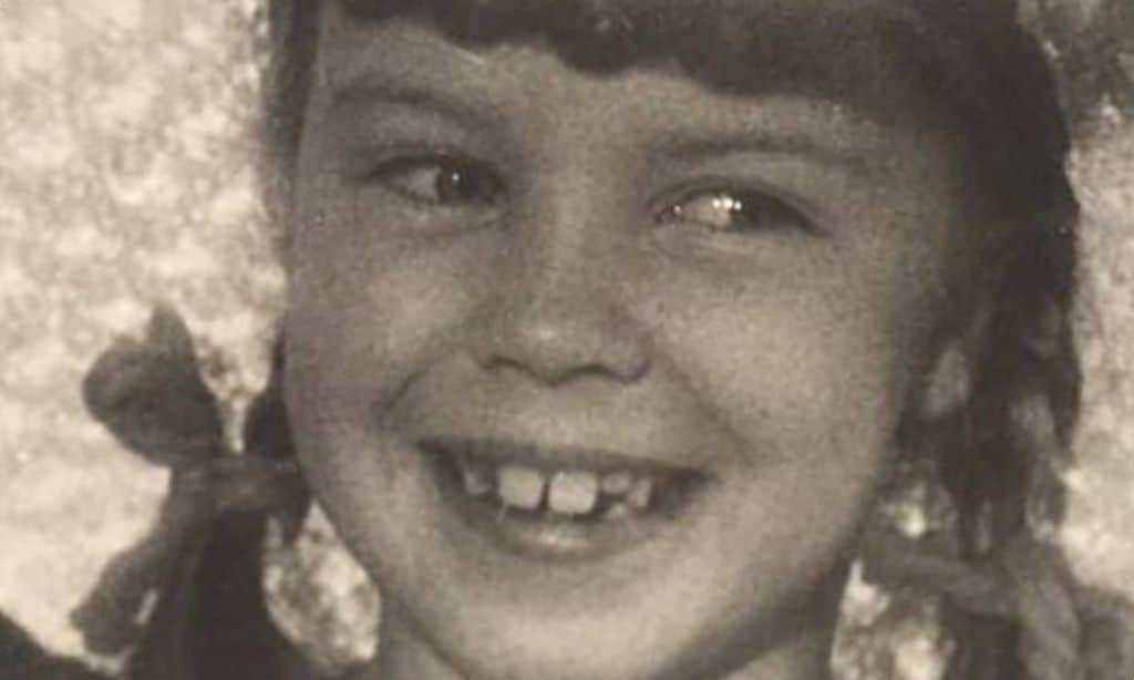 ¿Quién es esta niña de mirada traviesa? Hizo bailar a medio mundo y acaba de cumplir 52 años