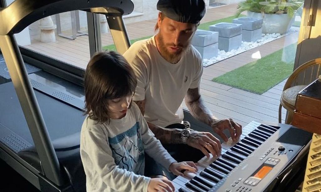 Sergio Ramos tocando el piano con su hijo