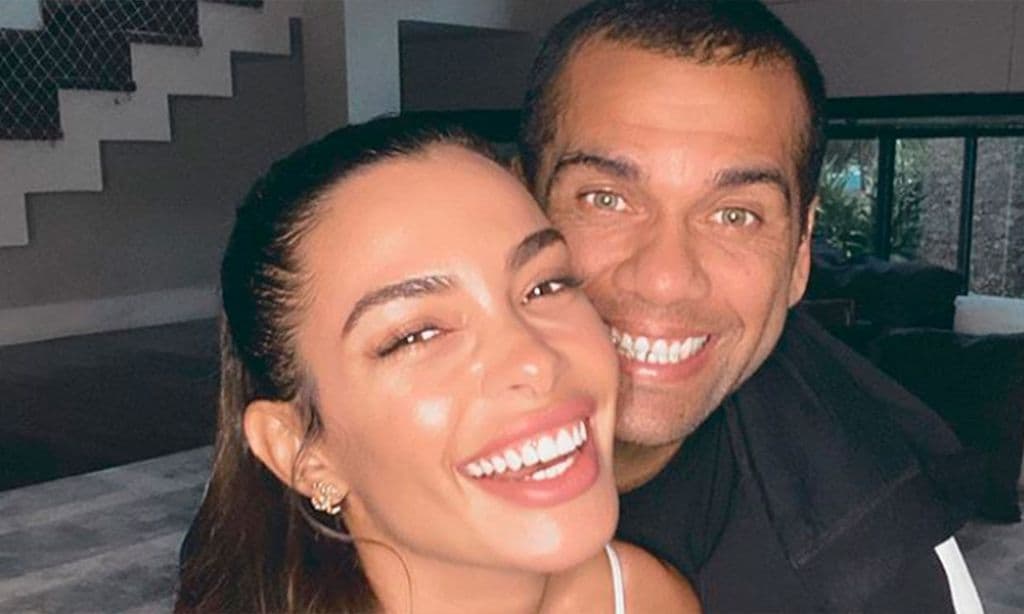 Dani Alves cambia el balón por las brochas para maquillar a Joana Sanz