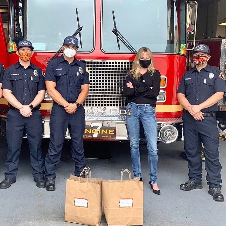 El gesto de Melanie Griffith con los bomberos en plena pandemia