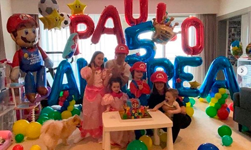 Andrés Iniesta y Anna Ortiz convierten su casa en el mundo de Super Mario por el cumpleaños de su hijo