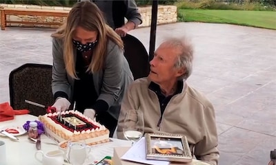 Clint Eastwood sopla 90 velas en familia... y su comentario al ver la tarta no tiene desperdicio
