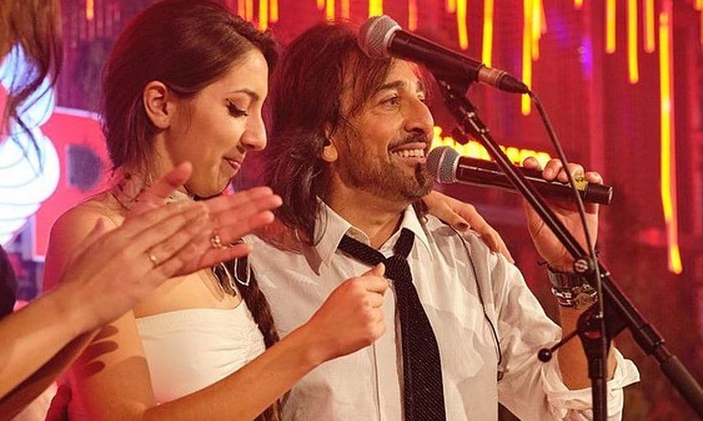 Antonio Carmona presume de sus dos hijas artistas y presenta en directo el videoclip de una de ellas