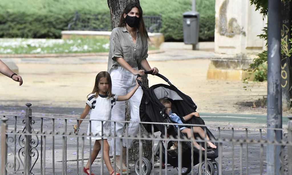 Lourdes Montes paseando con sus hijos Carmen y Curro