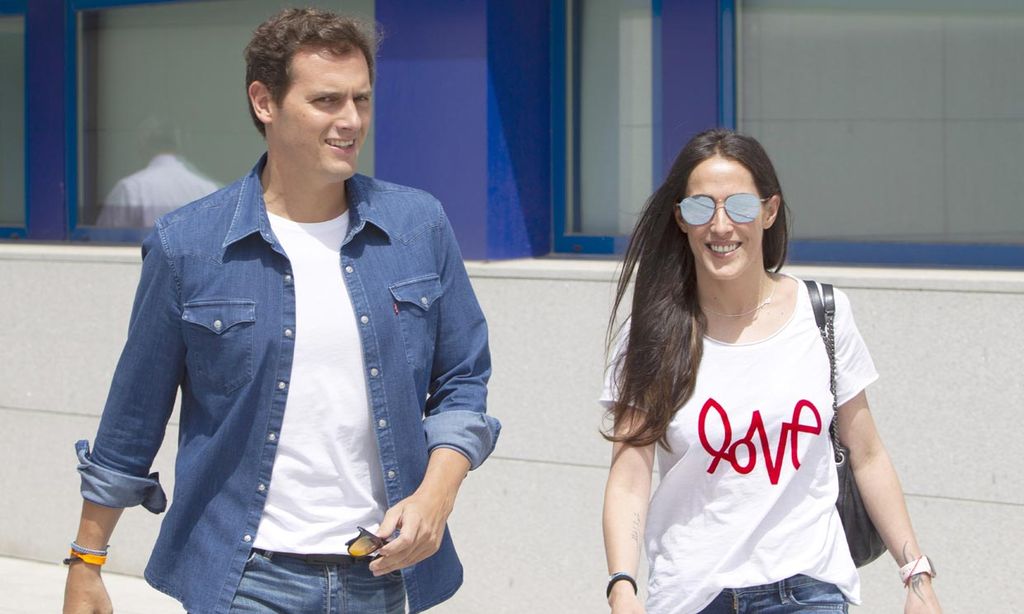 Malú y Albert Rivera publican la primera imagen de su hija y desvelan el nombre