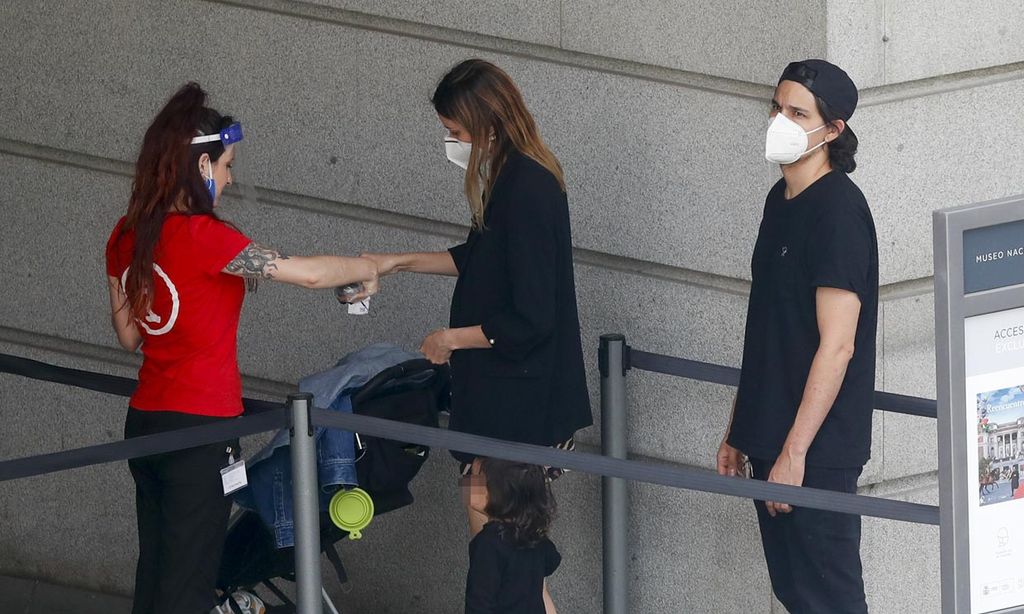 Dafne Fernández y Mario Chavarría con su hijo Jon