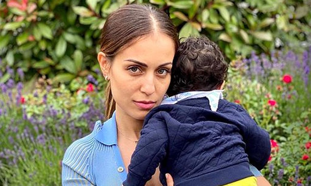 Hiba Abouk posa con su 'bombón' para celebrar los cuatro meses de Amin