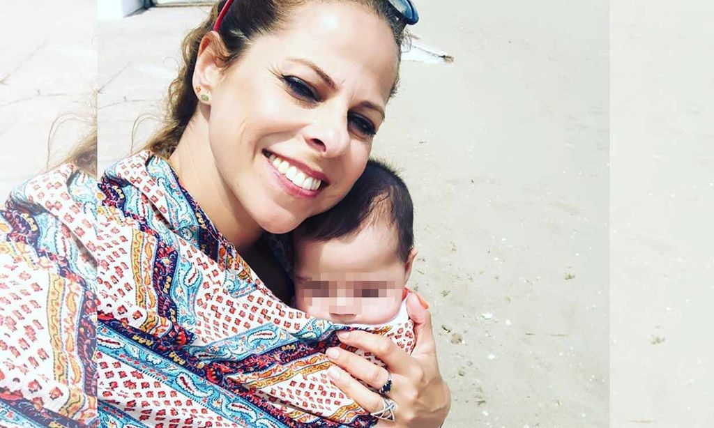 Pastora Soler lleva por primera vez a la playa a la pequeña Vega