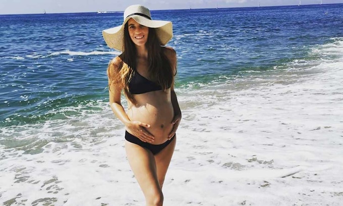 El espectacular posado junto al mar de Ona Carbonell en la recta final del embarazo