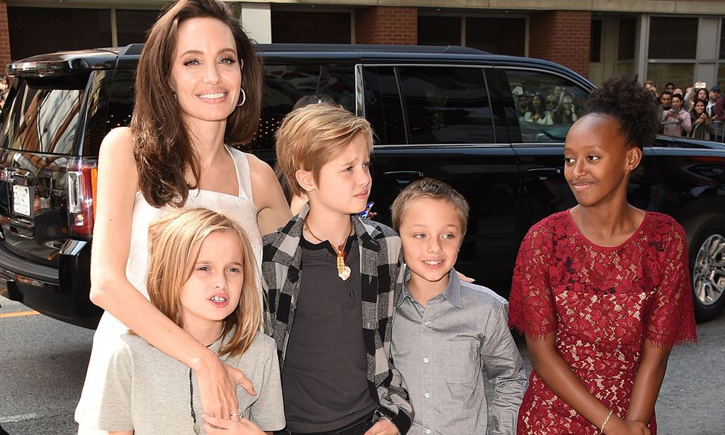 Angelina Jolie con sus hijos Vivienne, Shiloh y Knox