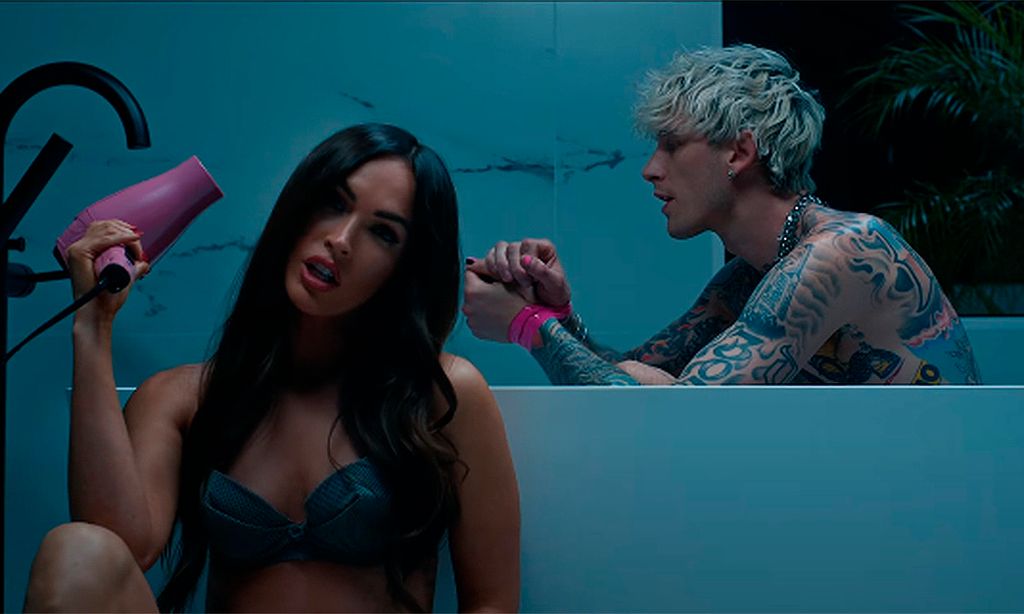 Megan Fox y Machine Gun Kelly confirman su relación con un beso