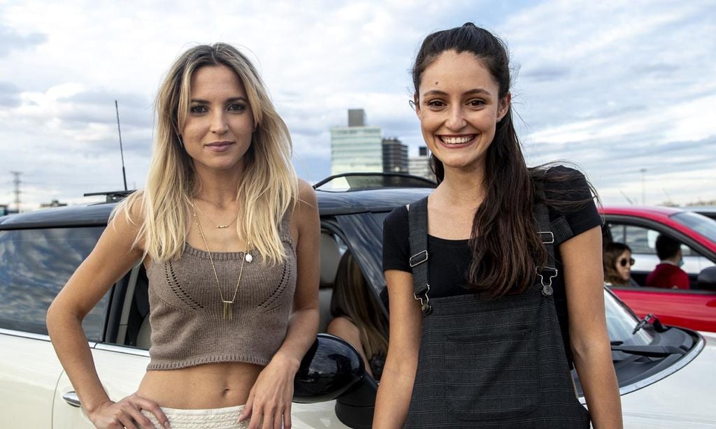 Ana Fernández y Andrea Molina corean a Marlon en el primer concierto en un autocine tras el confinamiento