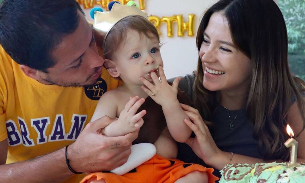 Sarah Kohan celebra el primer cumpleaños de Noah con una fiesta al estilo 'Los Picapiedra'