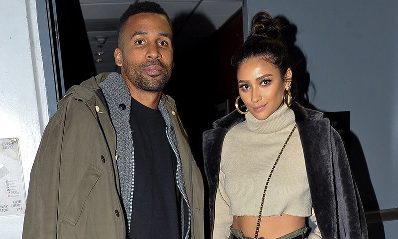 ¡No hay quien se concentre! Así 'molesta' Shay Mitchell a su novio mientras teletrabaja