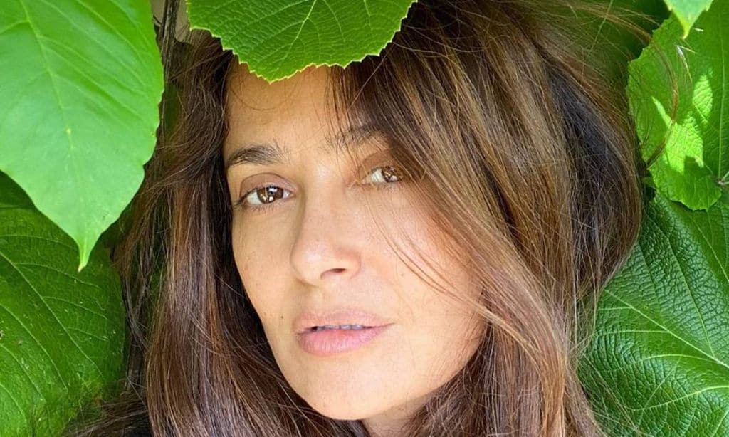 Salma Hayek muestra el llamativo 'antes y después' de teñirse las canas en cuarentena