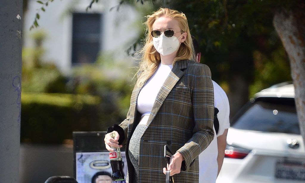 Sophie Turner marca sus curvas premamá