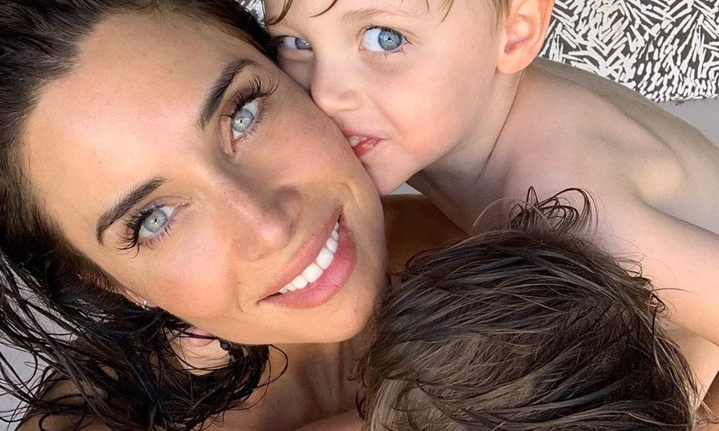Pilar Rubio, a punto de dar a luz, disfruta de una tarde al piano con su hijo Marco