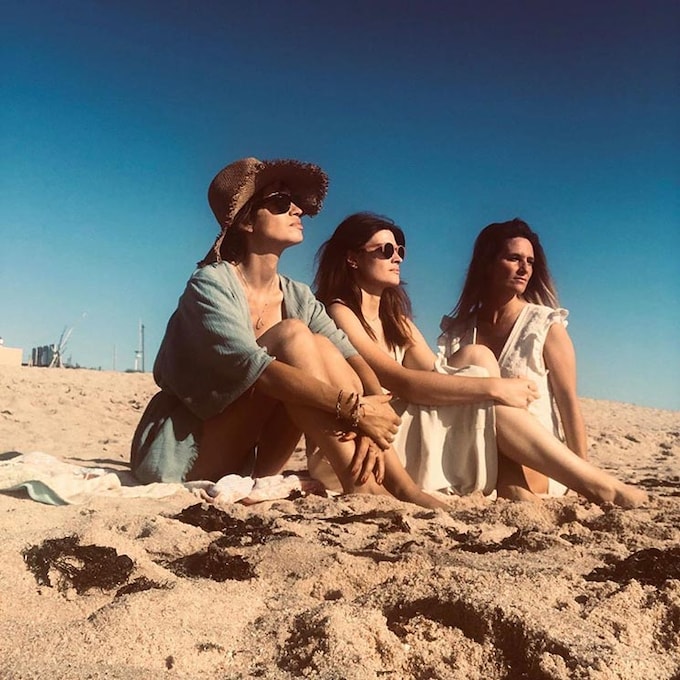 Sara Carbonero disfruta de un veraniego y bucólico día de playa con amigas